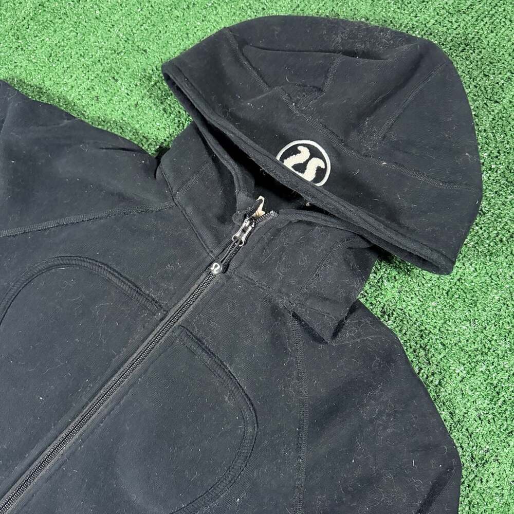Lululemon Scuba Full-Zip Hoodie Size 8 Black Rose Print - Picture 4 of 7